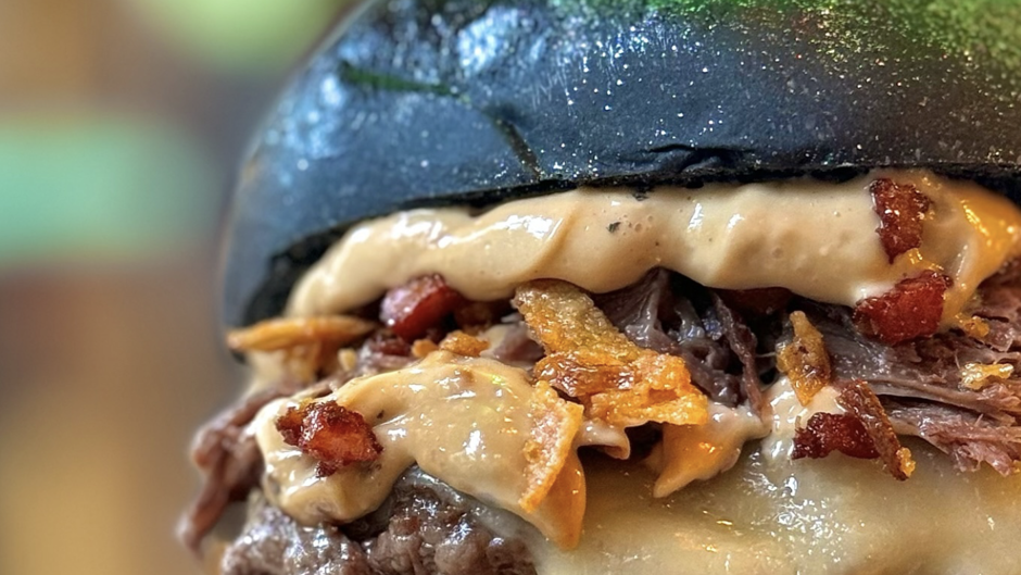 Pan brioche negro, carrillada al vino tinto y polvo de hadas, así es la Burger del Mes de Ficus Burger Food