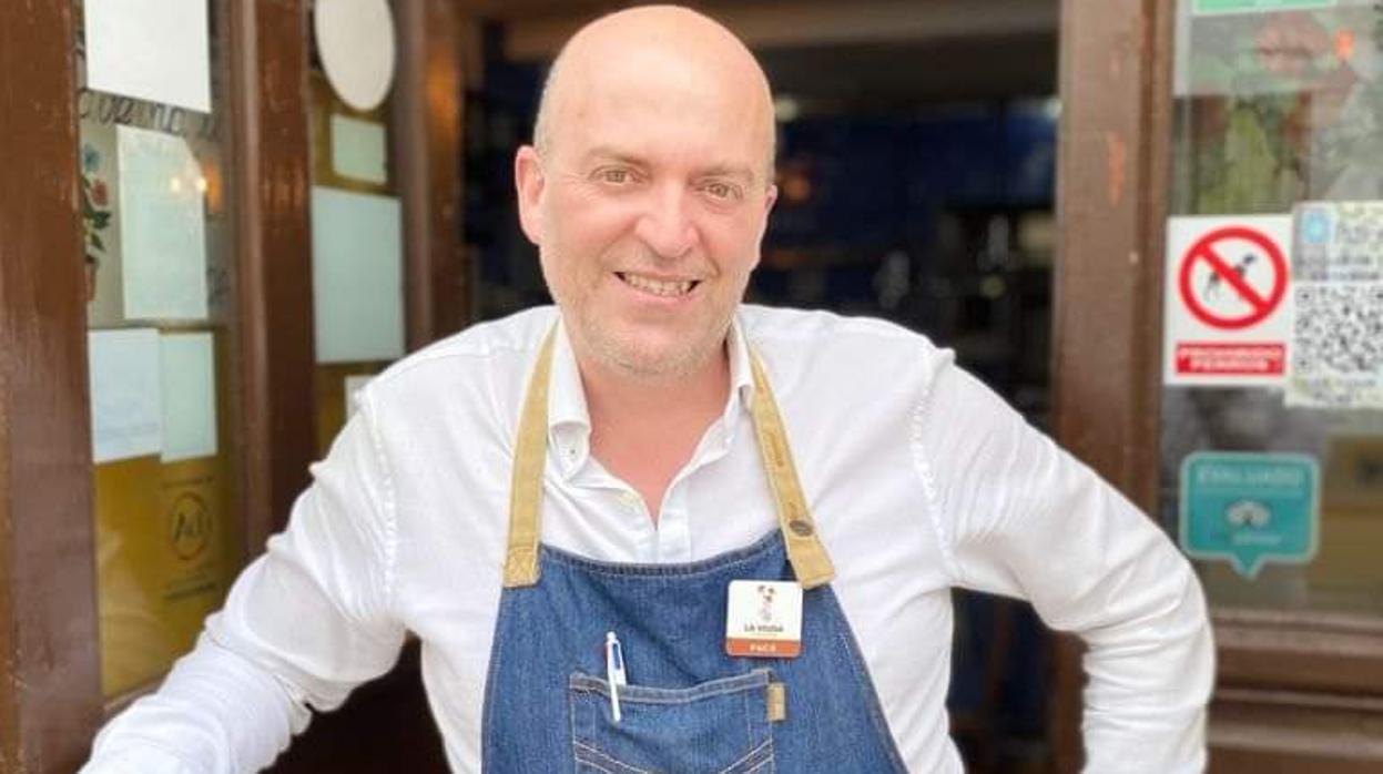 Paco Rosales, ante la Taberna La Viuda