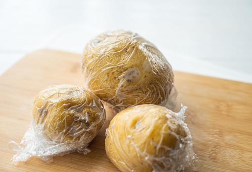 Puedes envolver las patatas en papel film antes de calentarlas en el microondas