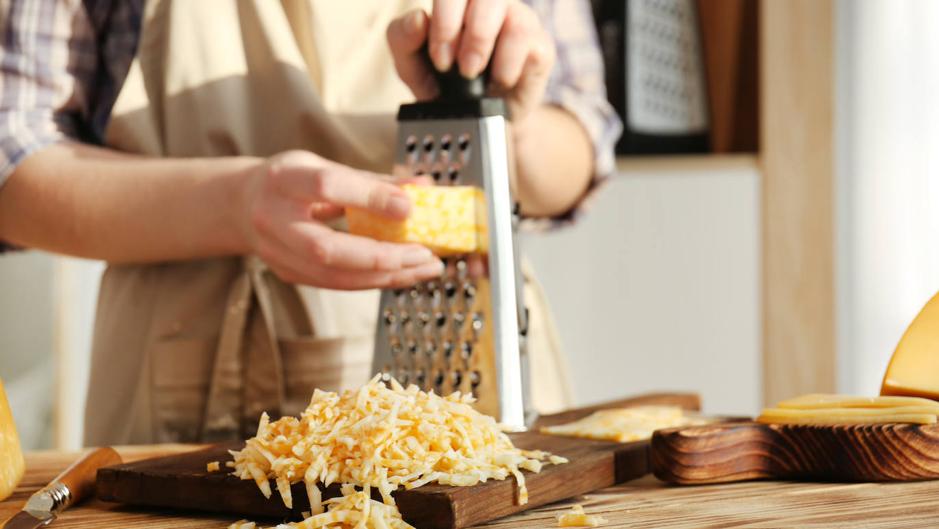 Este simple truco hará que el queso no se pegue al rallador