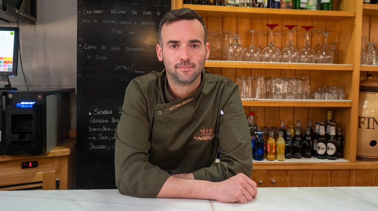 Antonio Jiménez en la barra de Taberna La Montillana