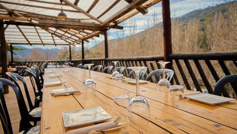 Dónde comer en la Sierra Norte de Sevilla: 10 paradas gastronómicas para saborear el entorno