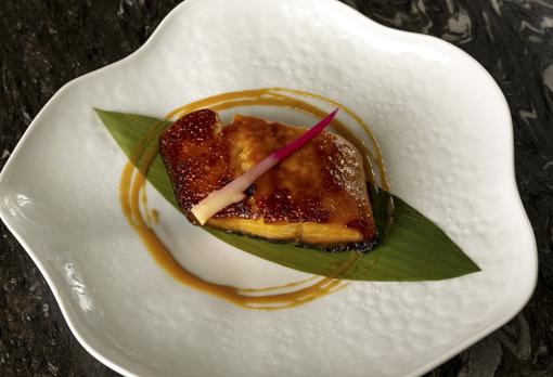 Lomo de bacalao a baja temperatura caramelizado en miso y flor de jengibre