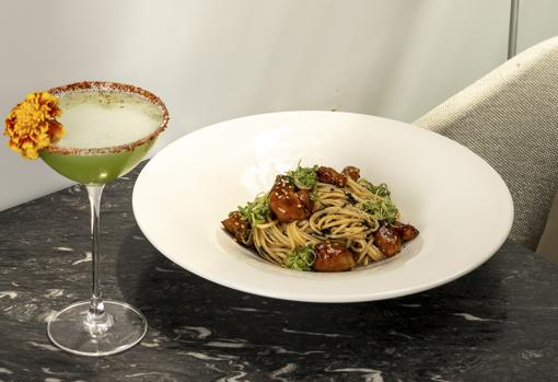 Tallarines udon con pollo yakiroi, salsa de limón y pimienta