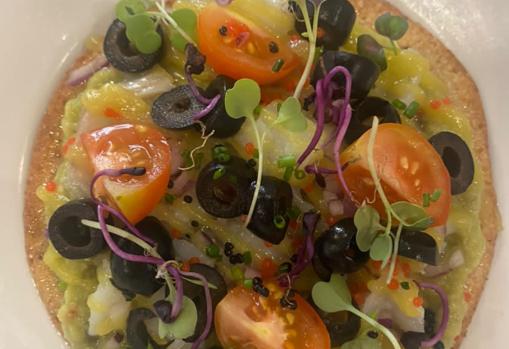 Torta de aceite con guacamole y bacalao ahumado