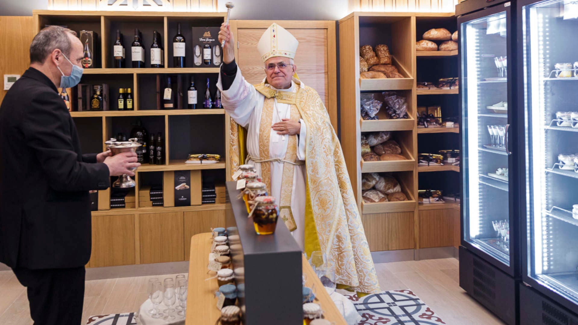 Patio de San Eulogio: cafetería y tienda junto a la Mezquita de Córdoba