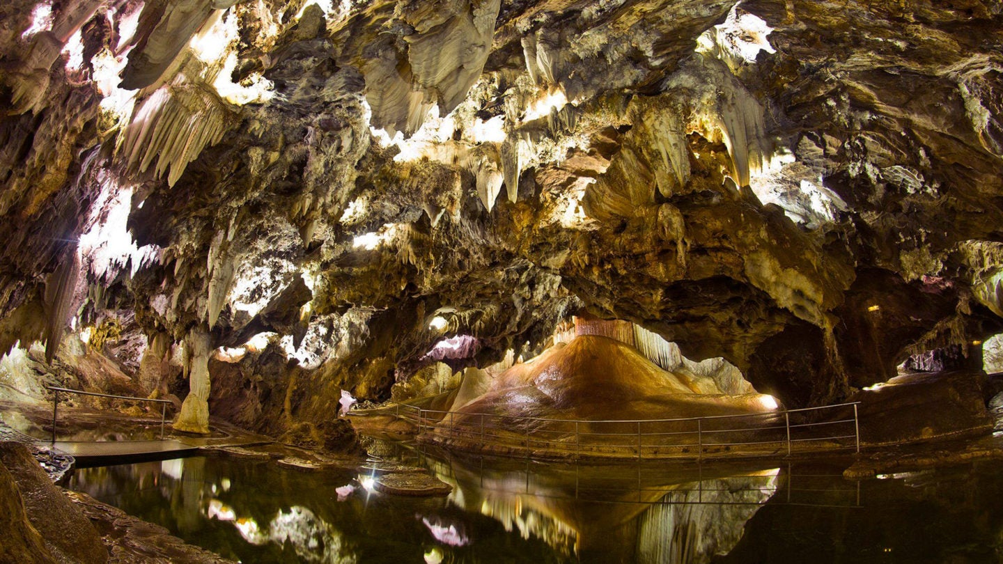 Interior de la Gruta de las Maravillas | EFE/Julián Pérez