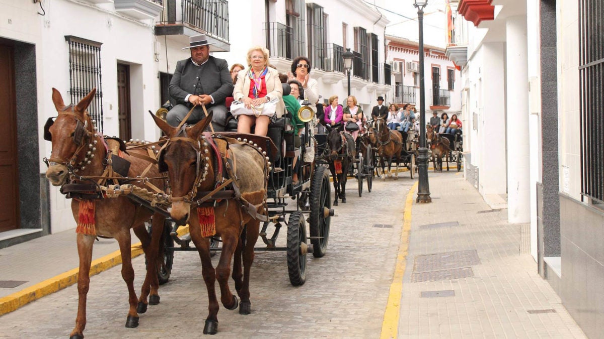 Las mujeres se desplazaron por Bollullos en coches de caballo / Ayuntamiento de Bollullos