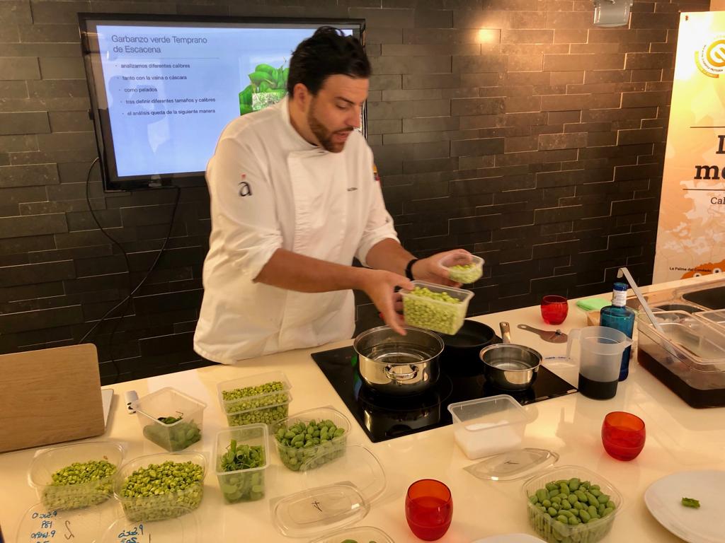 Xanty Elias explicando como usar el garbanzo verde temprano de Escacena