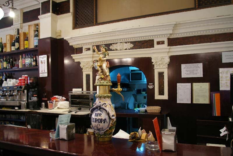 Quesadilla gratinada y una copa de cava, lo mejor del Europa 49. Quesadilla gratinada y una copa de cava, lo mejor del Europa