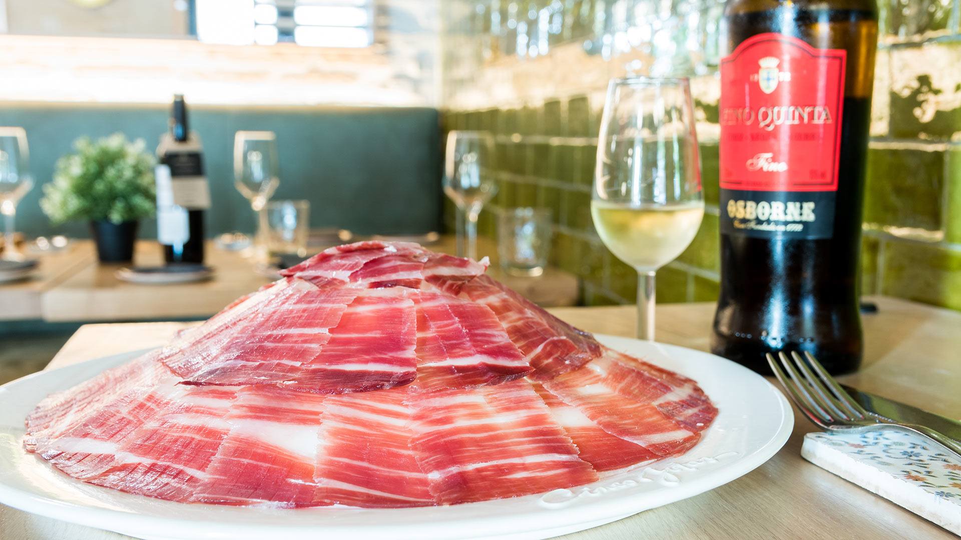 Las especialidades de Cinco Jotas, en el centro de Sevilla