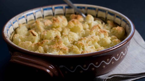 Coliflor gratinada con salsa de queso azul y bacon - Gurmé