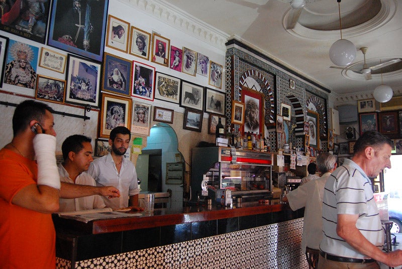 Un bar al salir de la Iglesia 716. Un bar al salir de la Iglesia