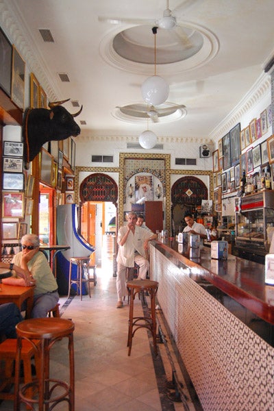 Un bar al salir de la Iglesia 713. Un bar al salir de la Iglesia