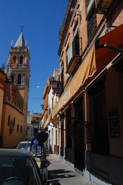 Un bar al salir de la Iglesia 714. Un bar al salir de la Iglesia