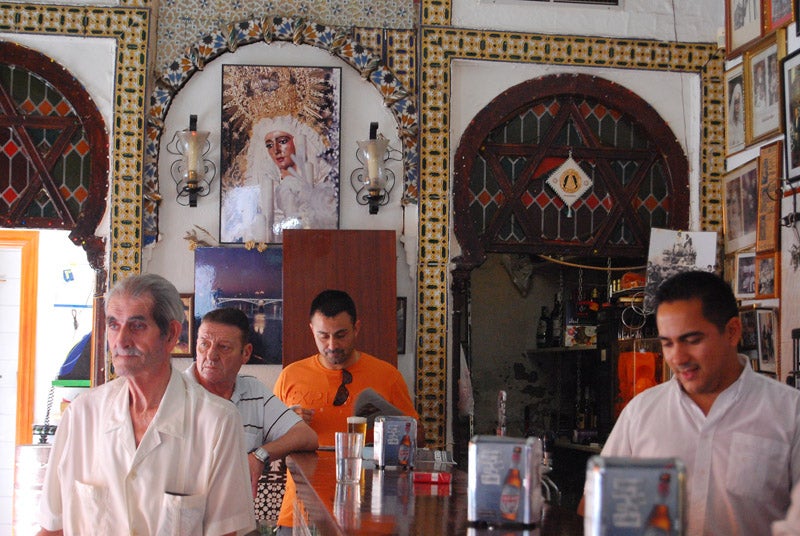 Un bar al salir de la Iglesia 715. Un bar al salir de la Iglesia