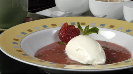 Sopa de fresas con helado de vainilla - Gurmé
