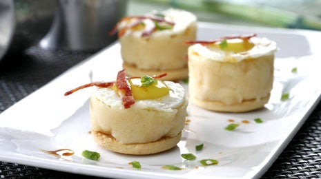 Huevo de codorniz con puré de patata al pimentón y chorizo picante