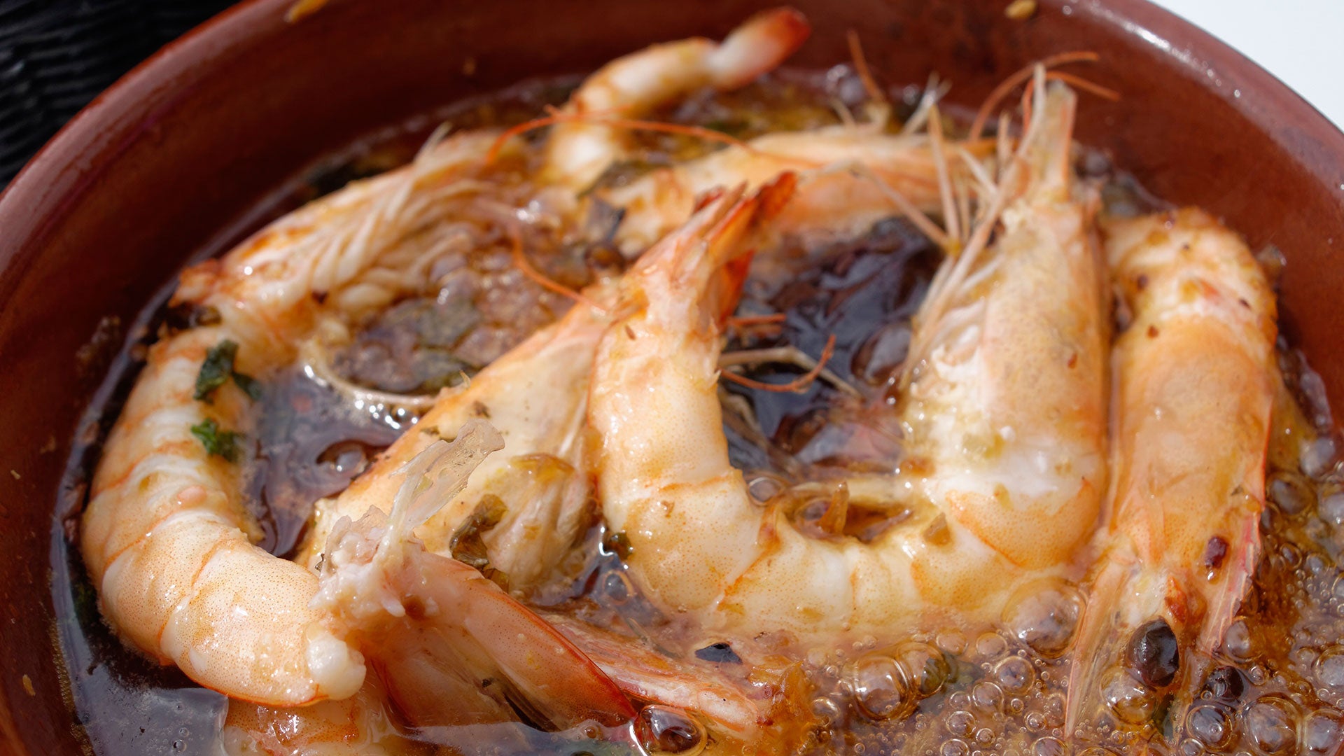 Cazuela de cigalas al ajillo con vino blanco y perejil - Gurmé