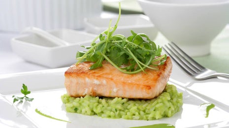 Salmón a la plancha con arroz verde - Gurmé