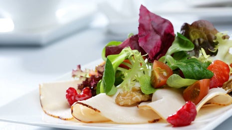 Ensalada de lechugas con pollo, frutos rojos y nueces - Gurmé