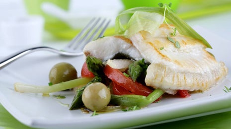 Rodaballo con aceitunas y verduras de temporada - Gurmé