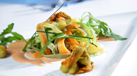 Ensalada de pasta y verduras con salsa rosa