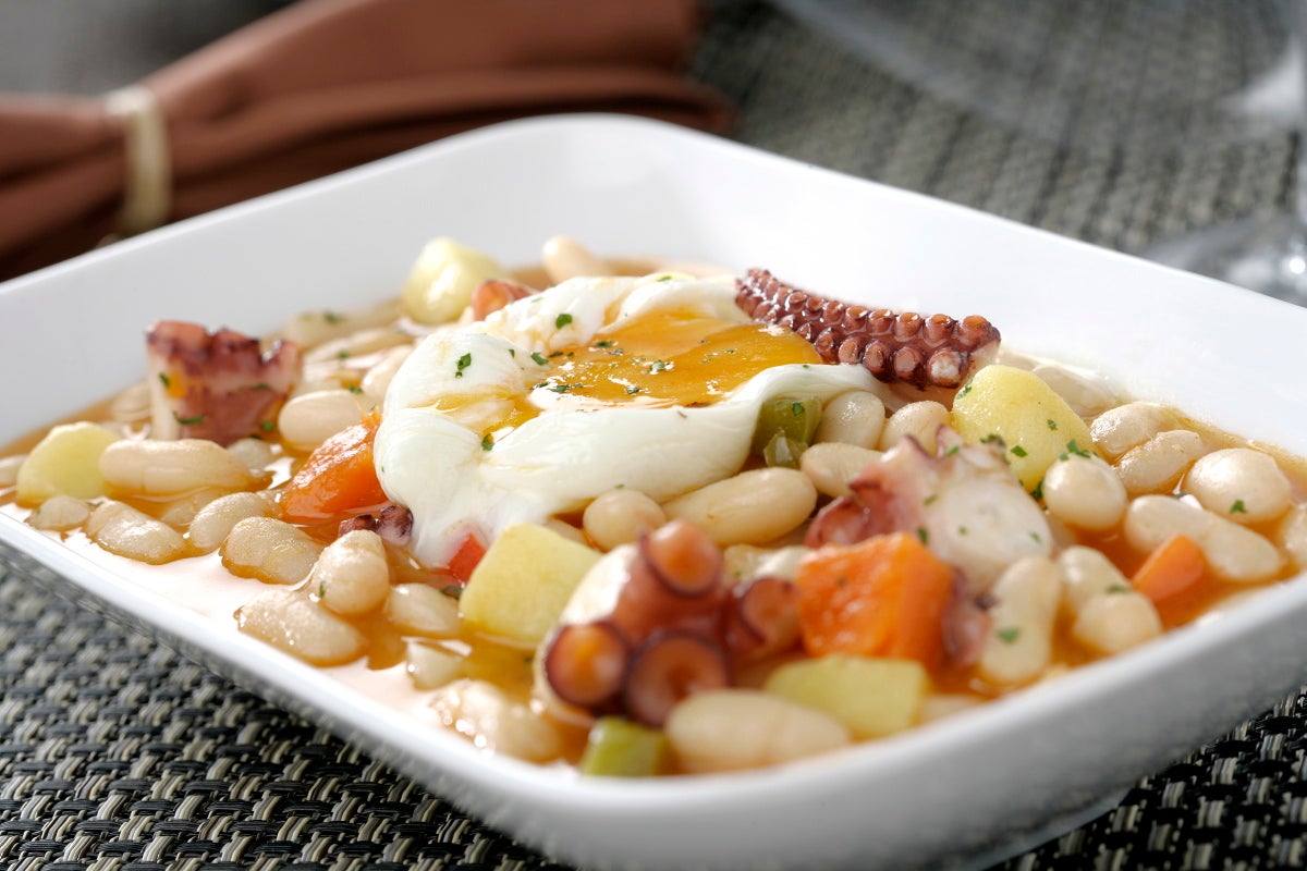 Alubias con pulpo y huevo escalfado - Gurmé