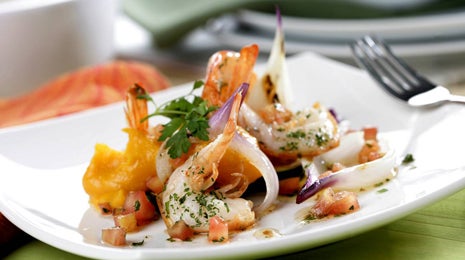 Langostinos con crema de calabaza y vinagreta de tomate