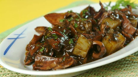 Guiso de calamares en su tinta