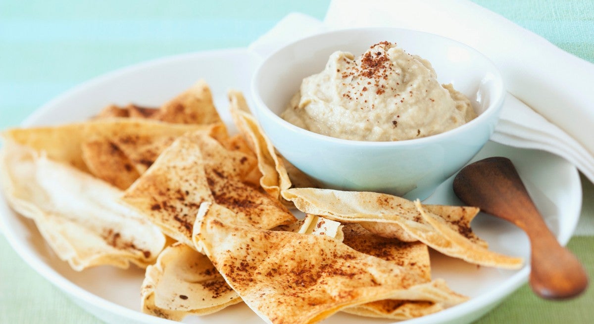 Hummus con chips de berenjena