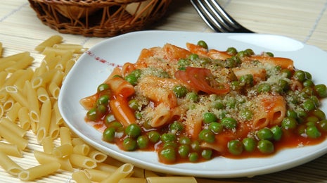 Macarrones con guisantes y salsa de tomate - Gurmé