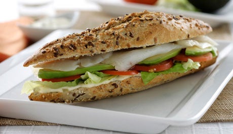 Bocadillo de bacalao ahumado con salsa tártara - Gurmé