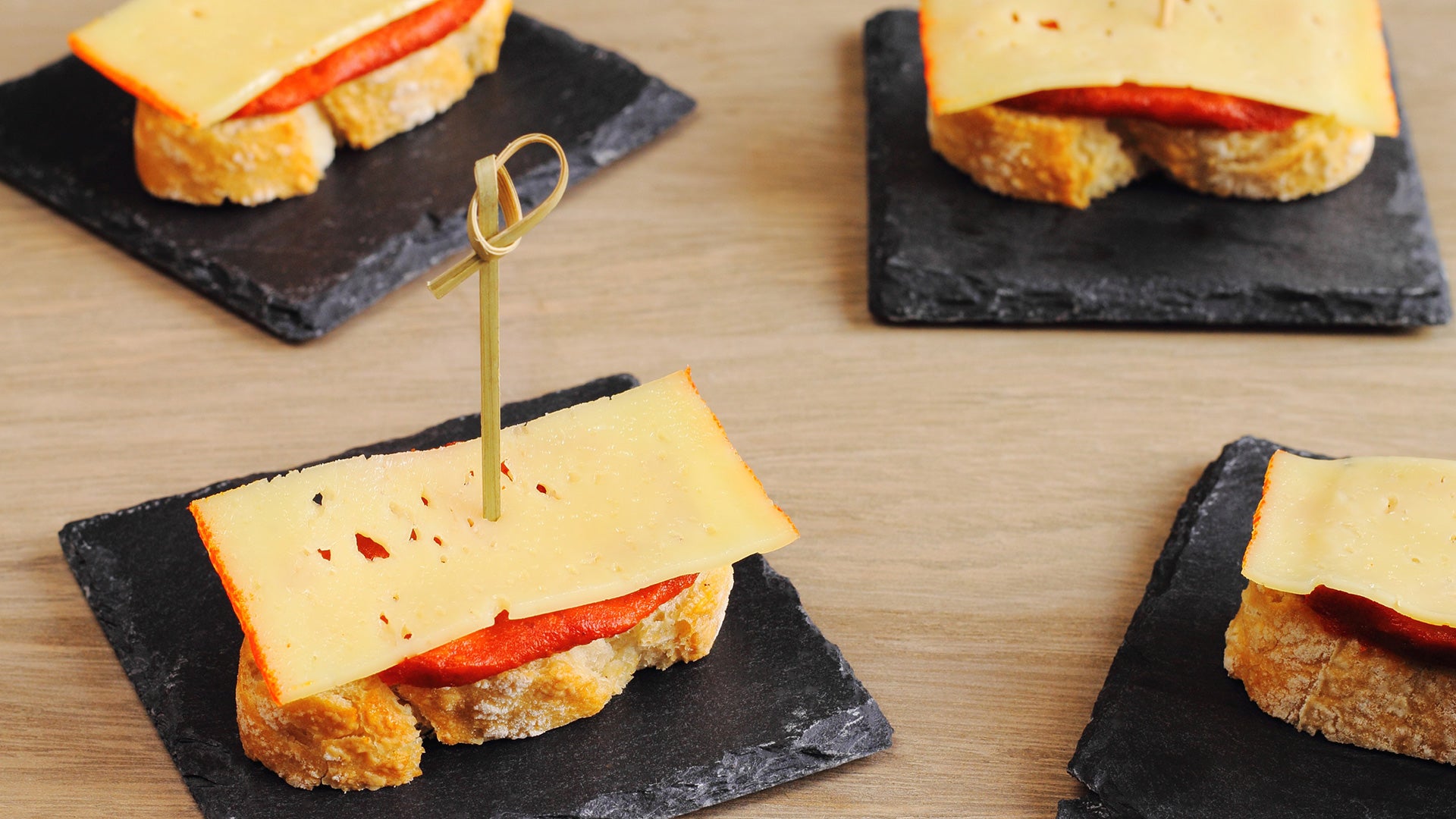 Canapés de sobrasada y queso con pan