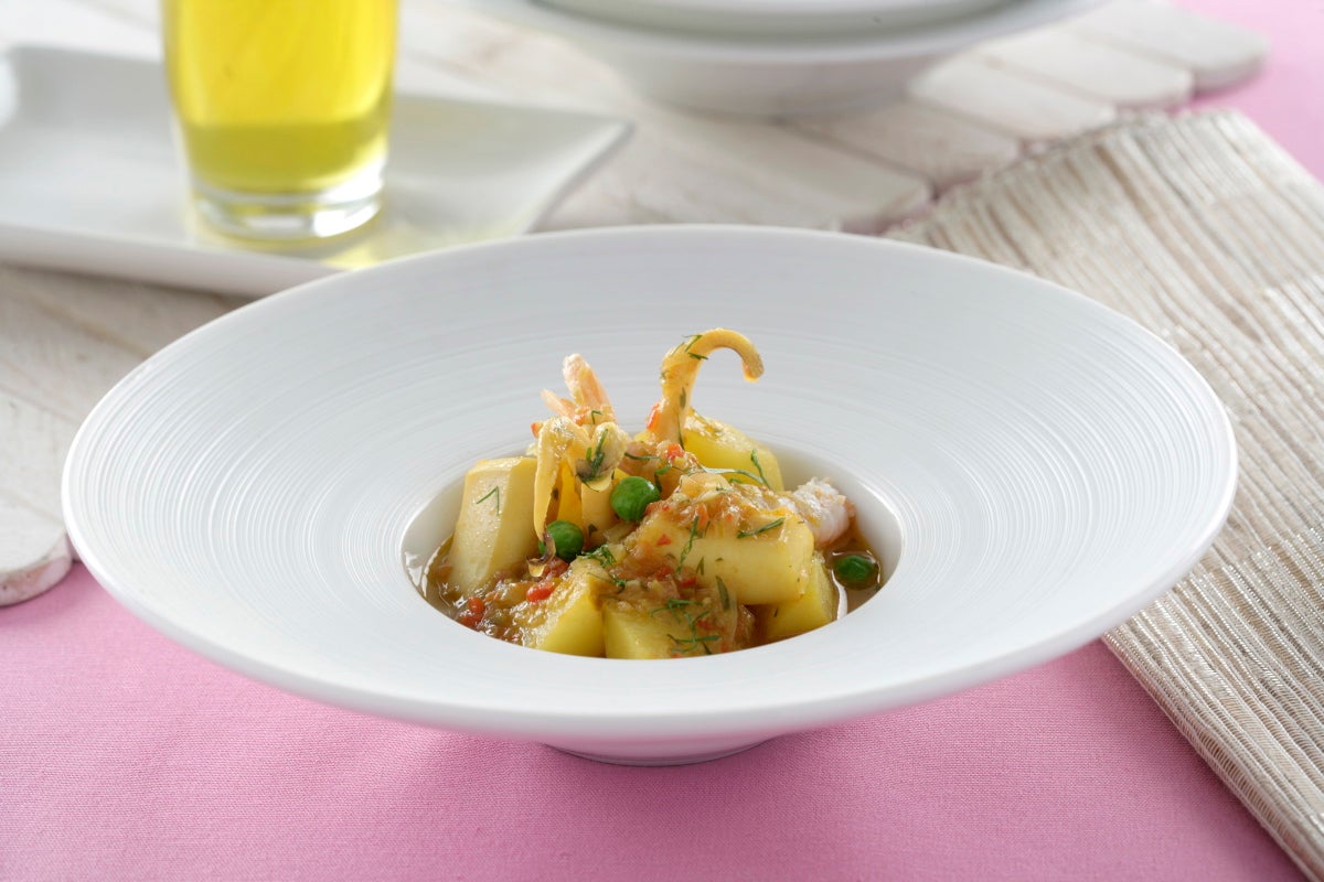 Patatas marineras con sepia y gambas