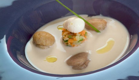 Sopa de castañas con huevos de codorniz