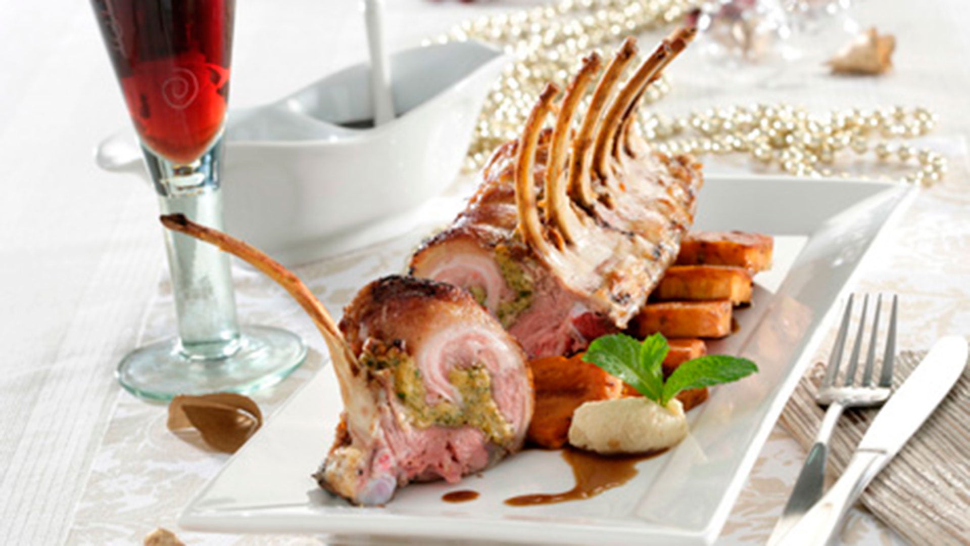 Costillar de cordero relleno con boniato asado