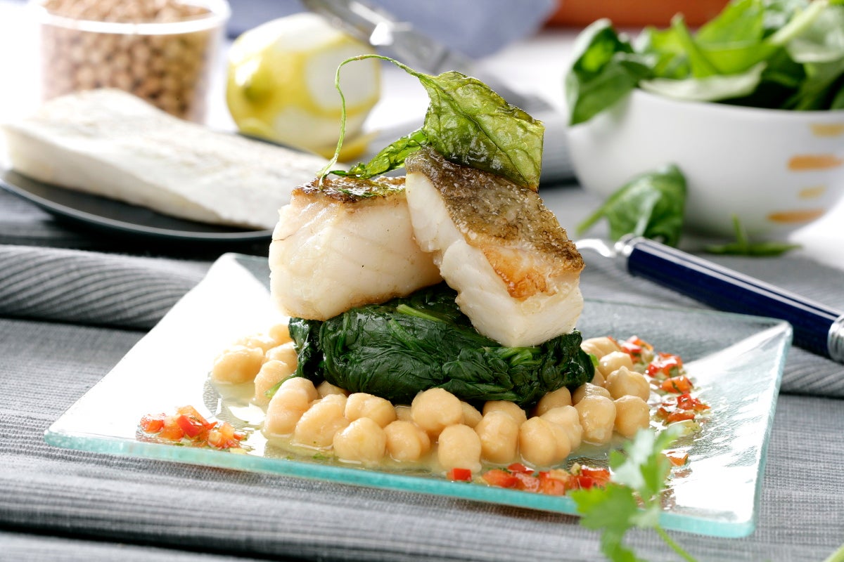 Bacalao sobre cama de espinacas y garbanzos - Gurmé