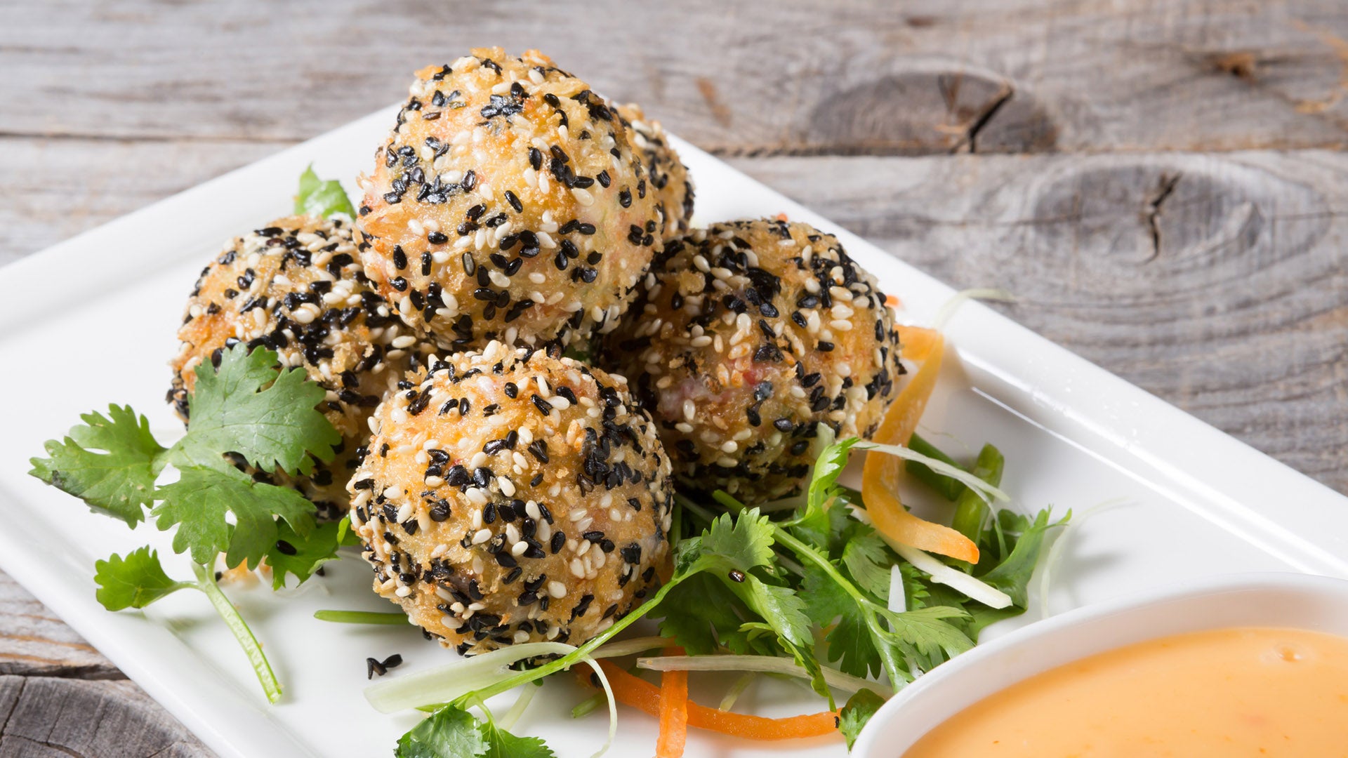 Albóndigas de pescado rebozadas en sésamo