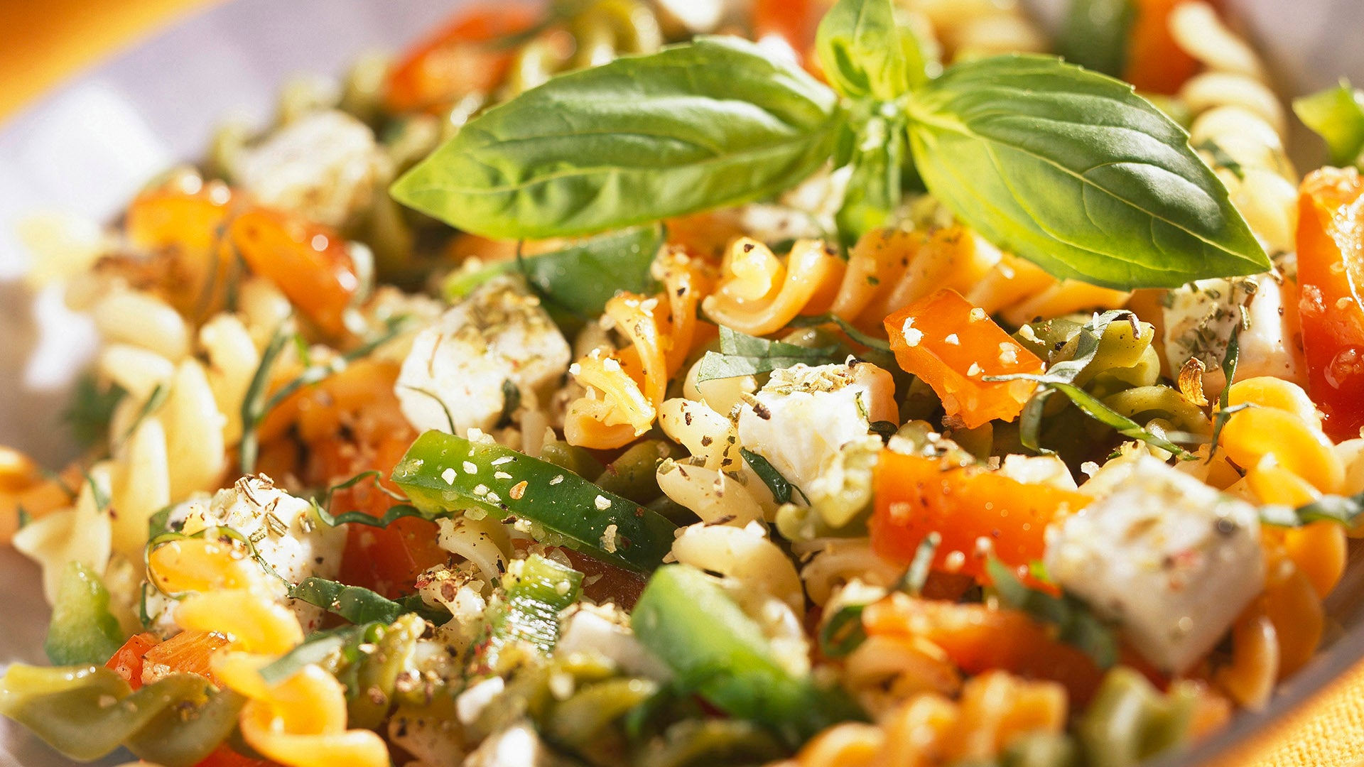Ensalada de fusilli con salmón ahumado y queso fresco - Gurmé