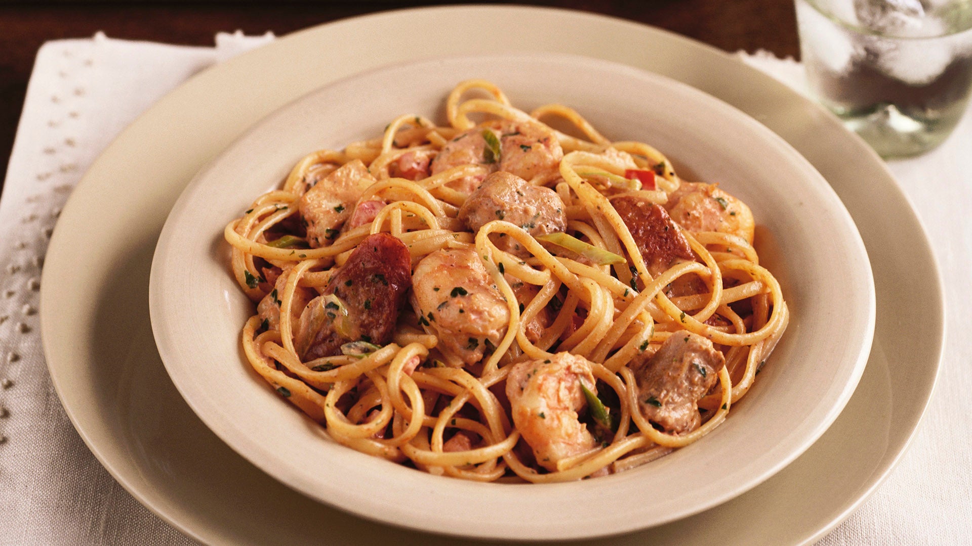 Espaguetis con salteado de beicon y langostinos - Gurmé