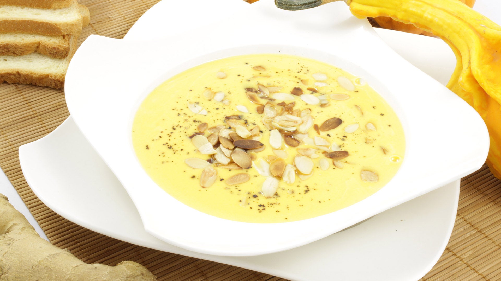 Aprende 10 recetas de sopas calientes para combatir el frío