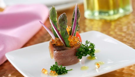 Atadito de espárragos trigueros y anchoas - Gurmé