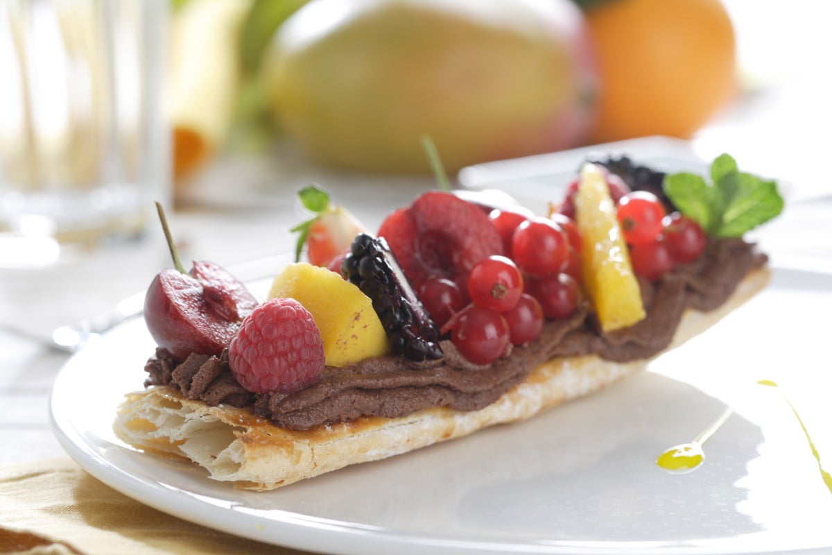 Tortitas con mousse de chocolate y fruta