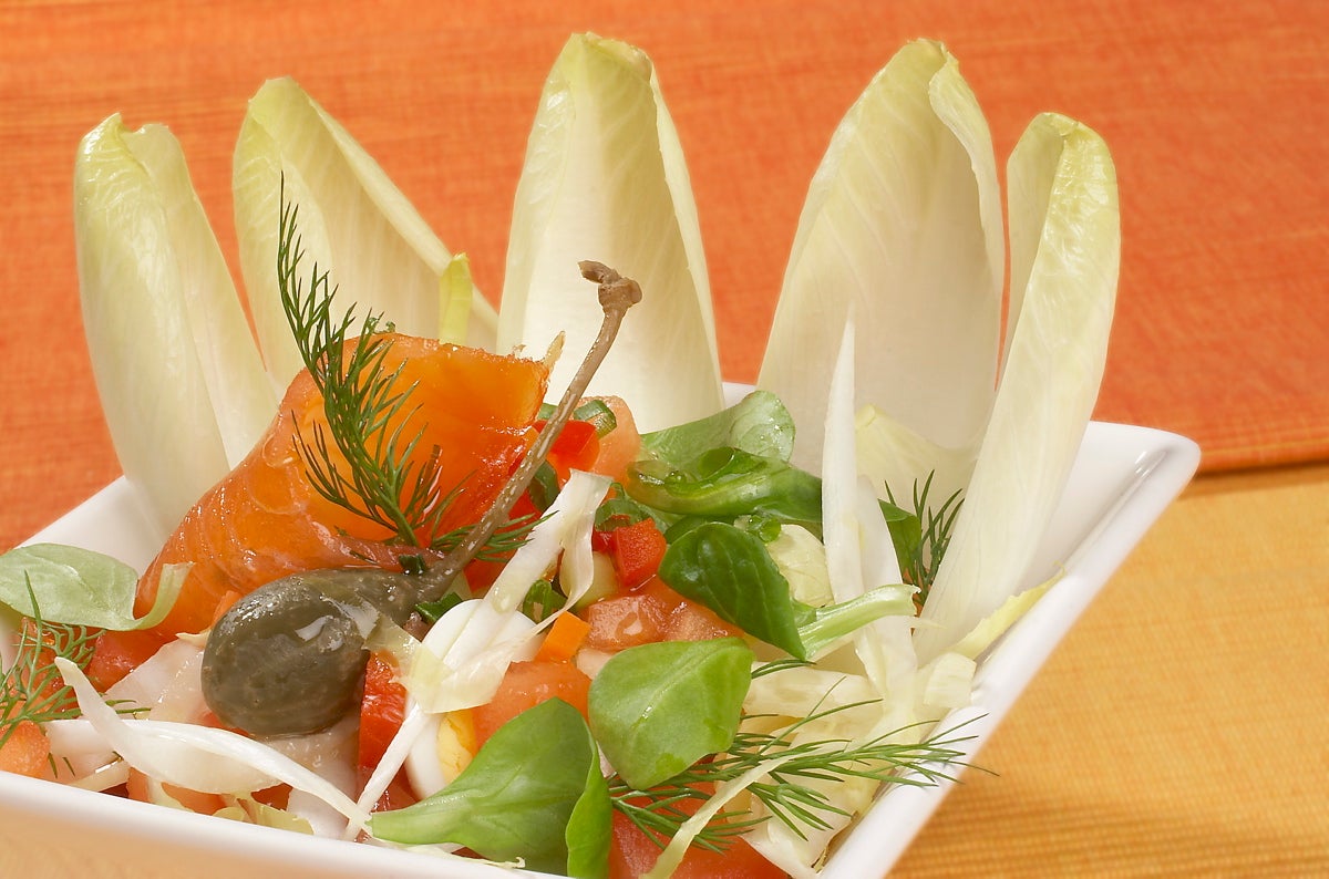 Ensalada de endibias con salmón ahumado