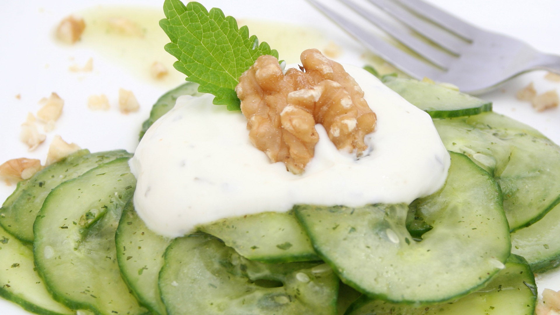 Ensalada refrescante de pepino con salsa de yogur y nueces - Gurmé