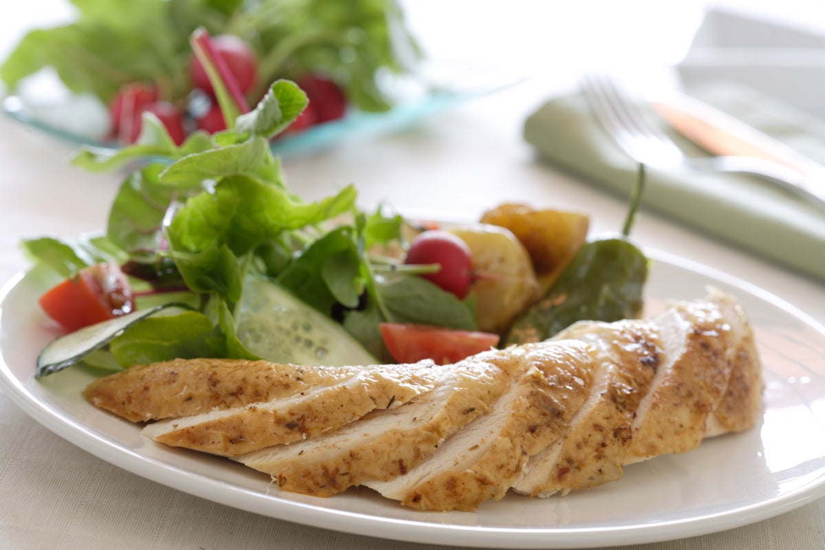 Pechuga de pollo con ensalada - Gurmé