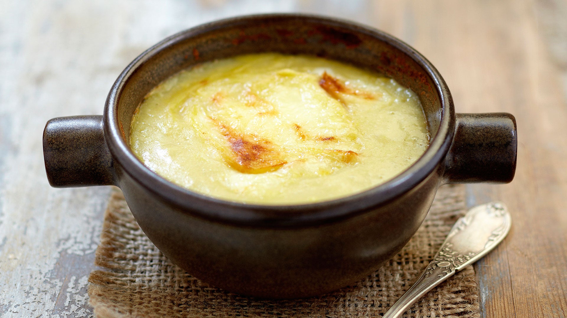 Sopa de cebolla con queso gratinado - Gurmé