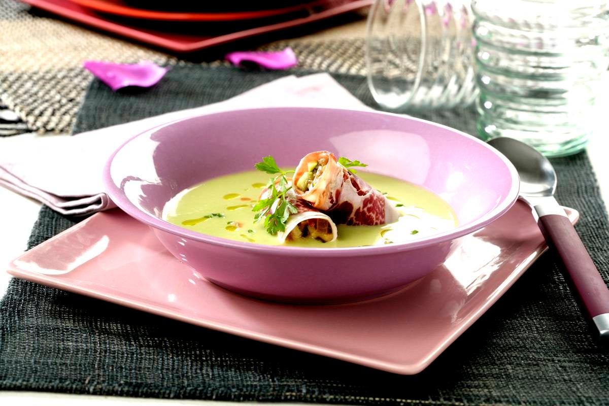 Aprende 10 recetas de sopas calientes para combatir el frío