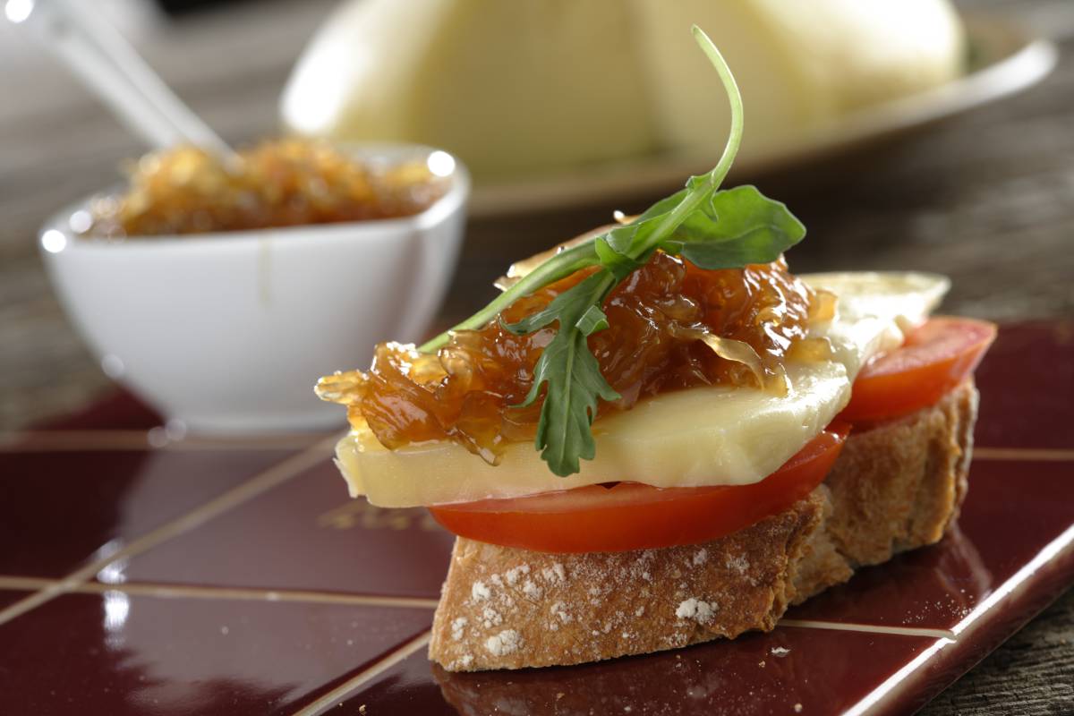 Canapés de queso de tetilla con cebolla caramelizada - Gurmé